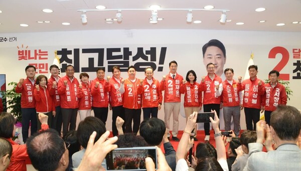 추경호 대구시장 후보와 윤재옥 ·이인선 의원, 이진숙 달성군 국회의원 보궐선거 후보, 문희갑 전 대구시장 등 보수 진영 핵심 인사들이 한자리에 집결한 가운데 최재훈 국민의힘 달성군수 후보 출정식이 개최됐다.(사진_최재훈 후보 캠프)