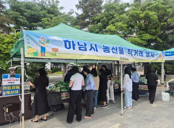 19일 오전 하남시청 미관광장에서 시민들이 하남시 농산물 직거래 장터를 방문하여 농산물을 구입하고 있다. (사진_하남시)