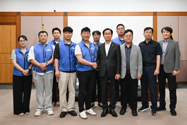 강무길 의장과 김명수 위원장을 비롯한 관계자들 (사진_부산시의회)