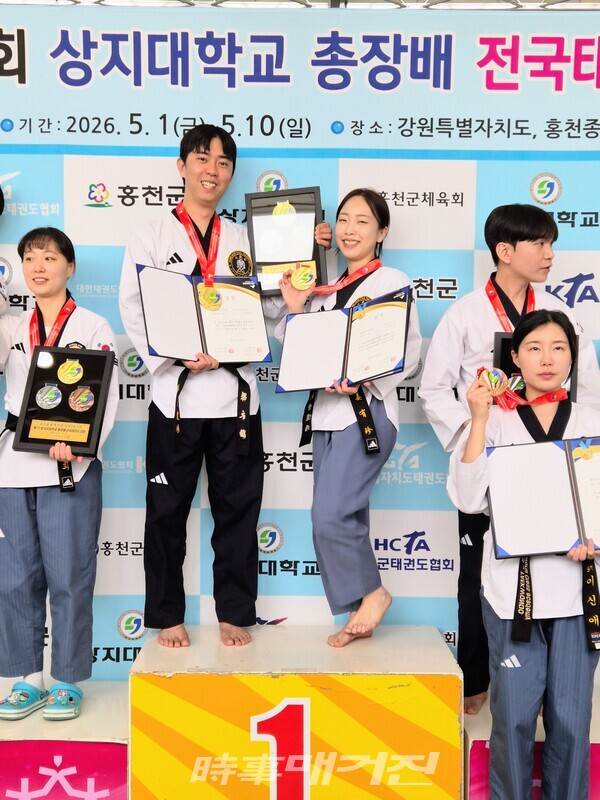 장년부 페어(손영훈, 강유진 사범) 부문에서도 정상에 오른 뒤 환한 미소로 기쁨을 드러내고 있다. 사진_박기만 기자