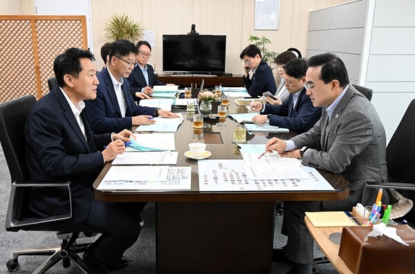 24일 오세훈 서울시장이 한국재정정보원에서 박홍근 기획예산처 장관(왼쪽)에게 노후 기반시설 개선사업 추진을 위한 국비 지원을 건의하고 있다.(사진_서울시)
