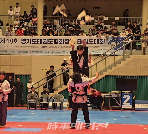 ‘제48회 경기도태권도협회장기 태권도대회’ 시흥시태권도시범단의 시범 (사진 박경환 기자)
