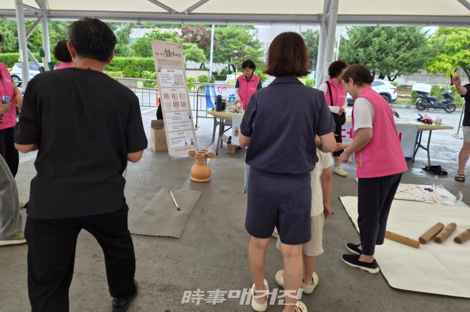 투호 던지기 체험놀이를 하고있다