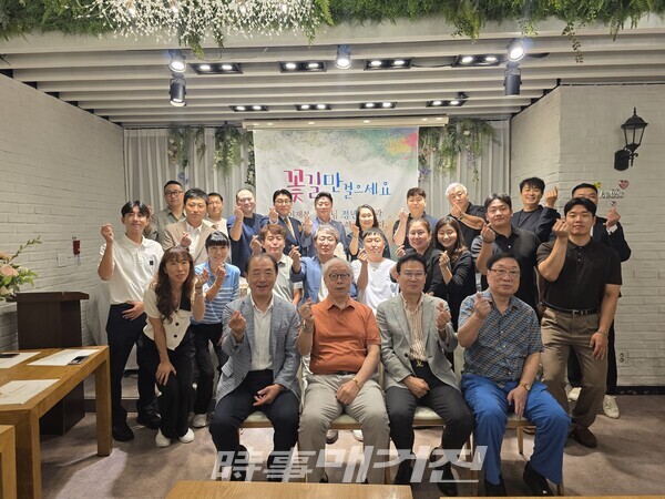 정년퇴임식에 참석자들과 기념 촬영을 하고 있다. (사진_본인 제공)