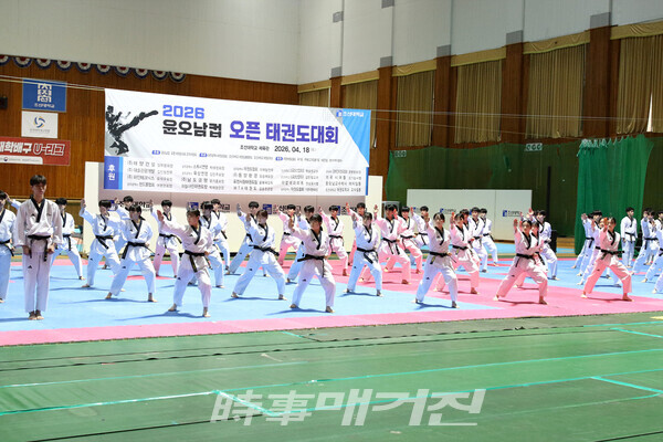 조선대학교 태권도학과 시범단 개회식 시범 공연  (사진_정연수 기자)