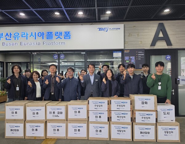 7일 오후 공단 사회복지처가 장애인복지관 어린이들에게 간식 나눔을 진행했다.(사진_부산시설공단)