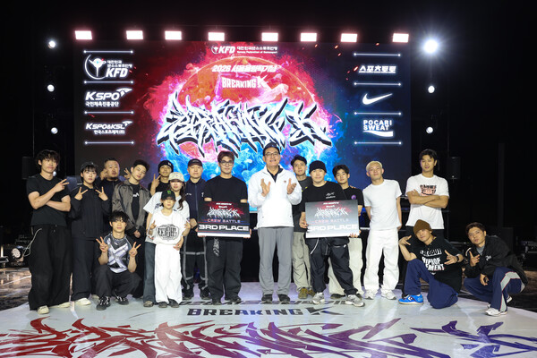지난 16일 서울 송파구 올림픽공원 88잔디마당에서 열린 '2026 서울올림픽기념 브레이킹 케이(K) 크루 배틀' 시상식에서 우승을 차지한 'FlowXL' 크루를 비롯한 수상자들이 트로피와 상금 피켓을 든 채 기념촬영을 하고 있다.(사진_체육공단)