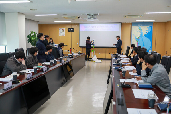 10일 울산항만공사 12층 대회의실에서 열린 '울산항 하역안전벨트' 회의에서 울산항 유관기관, 항운노조, 하역사 관계자들이 하역 현장 안전사고 저감 방안을 논의하고 있다.(사진_UPA)