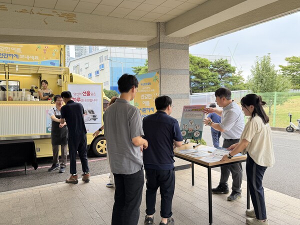 5일 이근희 부산환경공단 이사장이 'CEO가 간다! 기프트럭' 현장에서 직원들에게 음료를 전달하고 온열질환 예방수칙을 안내하며 소통하고 있다.(사진_부산환경공단)