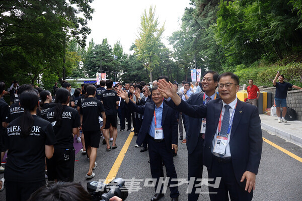 윤웅석 국기원장, 노순명 이사장, 양진방 대한태권도협회장이 퍼레이드 복귀하는 선수단을 맞이하고 있다. (사진 정연수 기자)