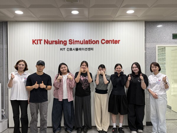 경남정보대 간호시뮬레이션센터에서 교수진과 학생들이 전문 응급의료 교육을 위한 실습에 참여한 뒤 기념촬영을 하고 있다. (사진_경남정보대)
