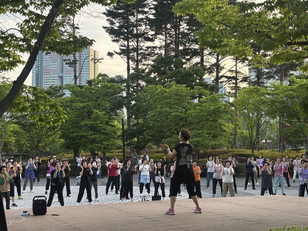 부산시민공원에서 열린 여가문화교실, 체조. (사진_부산시설공단)