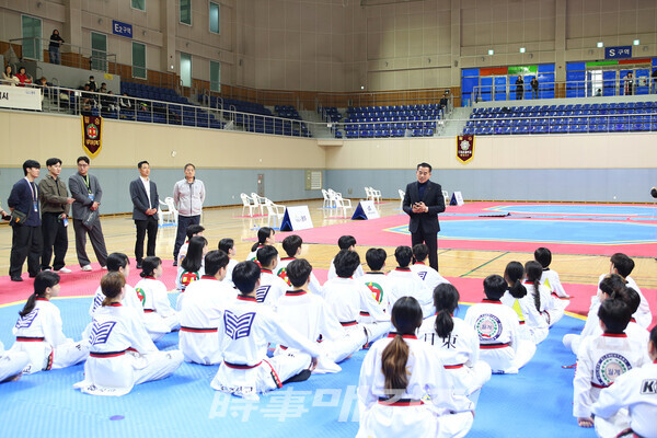 이제담 전무이사가 선발 선수들에게 대회기간 전까지 일정을 설명하고 있다.(사진 정연수 기자)