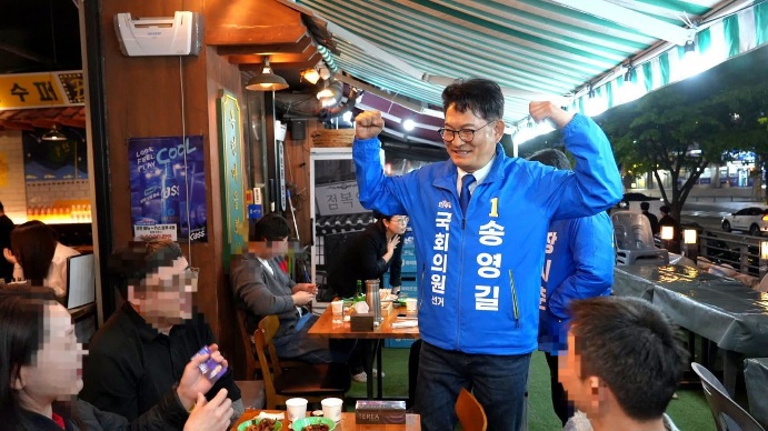 연수구 주민을 만나고 있는 송영길 후보(사진_송영길 페이스북 갈무리)