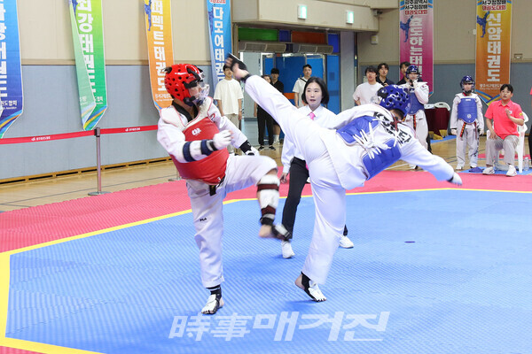 제 7회 광주광역시 서구청장배 생활체육태권도대회 겨루기 경기장면 주심 김선란 광주광역시태권도협회 상임심판(사진_정연수 기자)