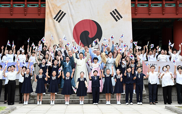 15일 오세훈 서울시장이 보신각에서 열린 광복 81주년 기념 타종식 참석자들과 만세삼창하고 있다.(사진_서울시)