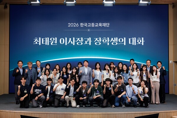 지난 6월 22일 서울 강남구 한국고등교육재단 빌딩에서 진행된 유튜브 채널 '프로페썰' 녹화 현장에서 최태원 SK그룹 회장 겸 한국고등교육재단 이사장이 인재림·문우림 장학생들과 기념촬영을 하고 있다.(사진_SK그룹)