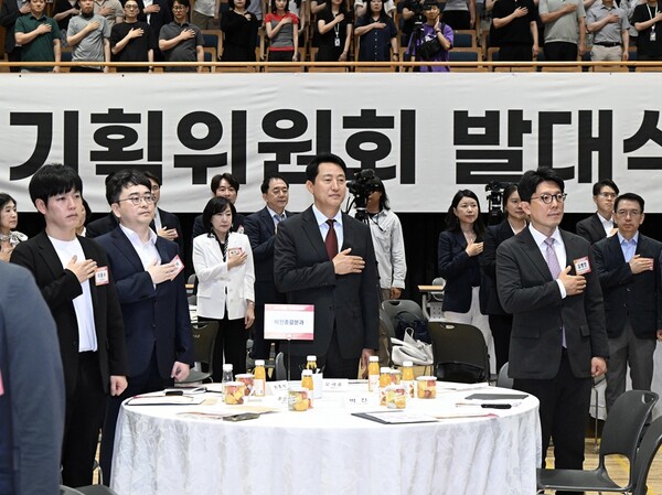 29일 오세훈 서울시장이 서울시청에서 열린 'G3 서울 기획위원회 발대식'에서 국민의례를 하고 있다.(사진_서울시)