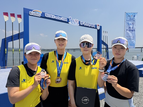 부산항만공사 조정선수단 쿼드러플스컬팀 지예진·조선형·장민이·정서연 선수(왼쪽부터)가 제23회 K-water 사장배 물사랑 전국조정대회에서 동메달을 획득한 뒤 메달을 들고 기념촬영을 하고 있다.(사진_부산항만공사)