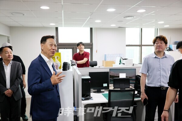서울시체육회 강태선 회장과 입주 종목 사무실 (사진_서울시체육회 제공)