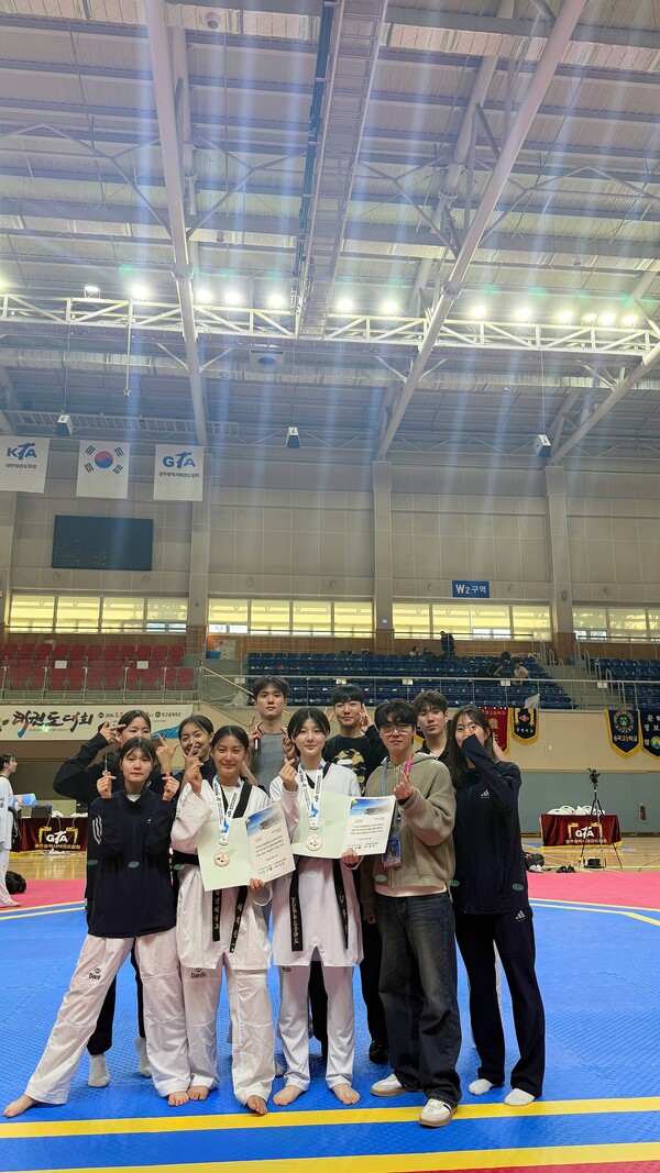 ▲ 경남체고 단체사진 앞쪽 입상자 최희진, 김유경 박진관코치