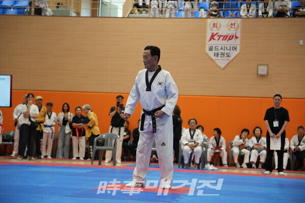 한종상 선수가 품새 경기를 하고 있다. (사진_대한태권도협회 제공)