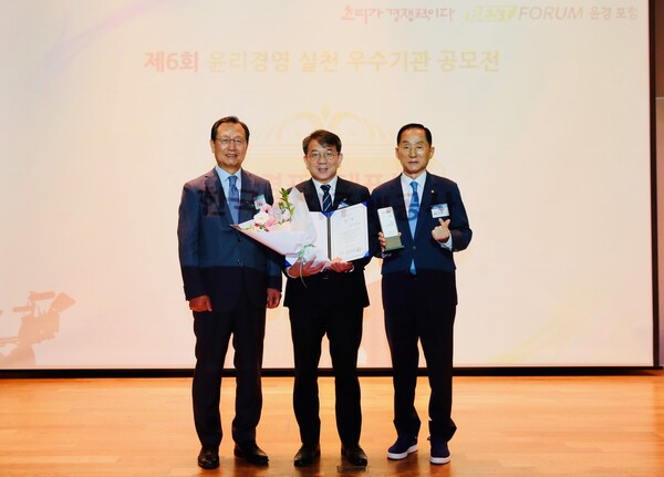 지난달 30일 서울 중구 안중근의사기념관에서 열린 ‘제6회 윤리경영 실천 우수기관 공모전’ 시상식에서 LH 임직원(가운데) 및 관계자 등이 기념사진을 촬영하고 있다.(사진_LH)