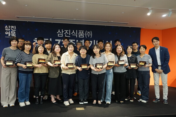 삼진식품 창립기념식에서 장기근속 포상 대상 임직원들이 기념패를 들고 단체 기념촬영을 하고 있다. 삼진식품은 창립 73주년을 맞아 10년 이상 장기근속자에게 '순금 4돈 금열쇠'를 수여했다.(사진_삼진식품)