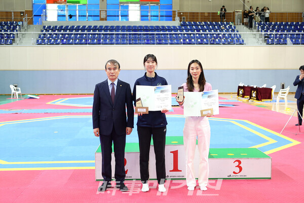 제 28회 광주5.18 민주화운동기념 시장기 전국태권도대회 여자고등부 우수선수상 서울체육고등학교 김시우, 지도상 엄혜원 지도자(사진_정연수 기자)