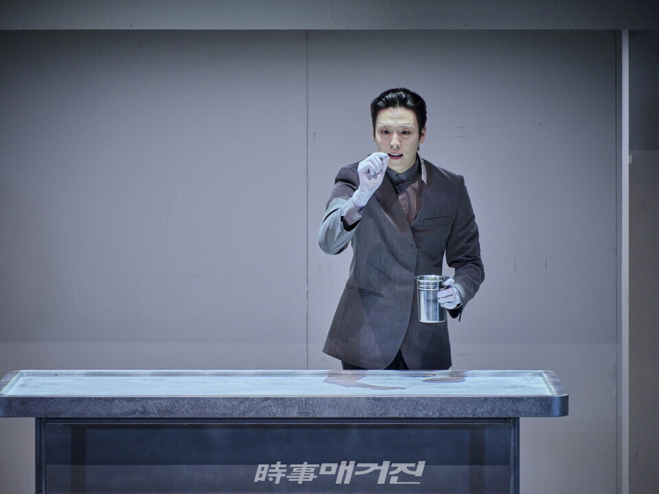 연극 뼈의기록_이현우 ©예술의전당, 할리퀸크리에이션즈㈜