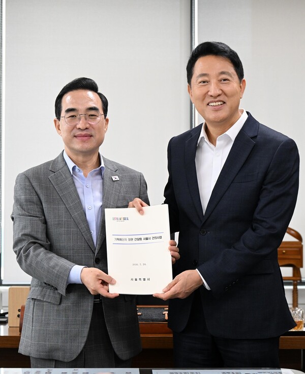 24일 오세훈 서울시장이 한국재정정보원에서 박홍근 기획예산처 장관(왼쪽)에게 노후 기반시설 개선사업 추진을 위한 국비 지원 건의 내용을 전달하며 기념촬영을 하고 있다.(사진_서울시)