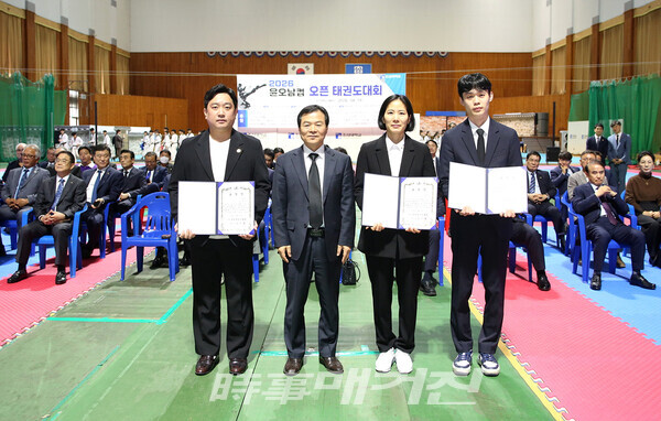 대한태권도협회 양진방회장 표창장 수상자들과 기념 사진 (사진_정연수 기자)