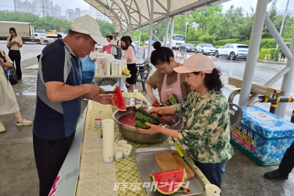 수박화채를 만들어 참가자들에게 나눠 주고있다