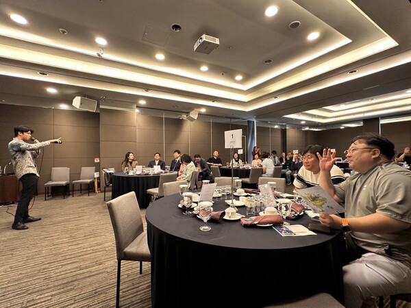 투구 호텔 앤 레스토랑 담당자가 헤리티지 럭셔리 호텔 라인업을 소개하고 있다 ©인도네시아 관광부