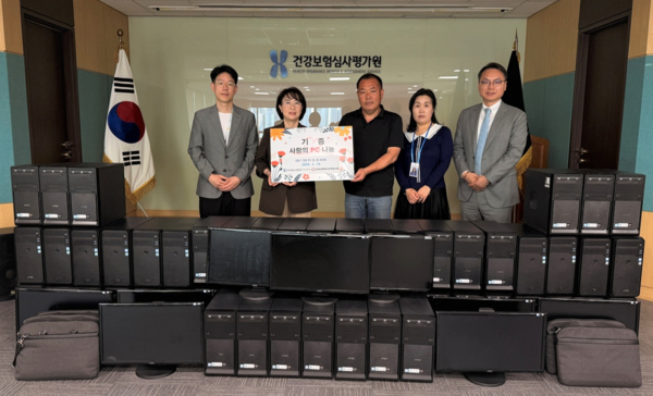 (왼쪽부터) 부산본부 고객지원부 나동섭 팀장, 부산본부 박정혜 본부장, 한국사회복지정책연구원 박지홍 팀장, 부산본부 심사평가부 박은경 부장, 부산본부 고객지원부 이상훈 부장 (사진_건강보험심사평가원)
