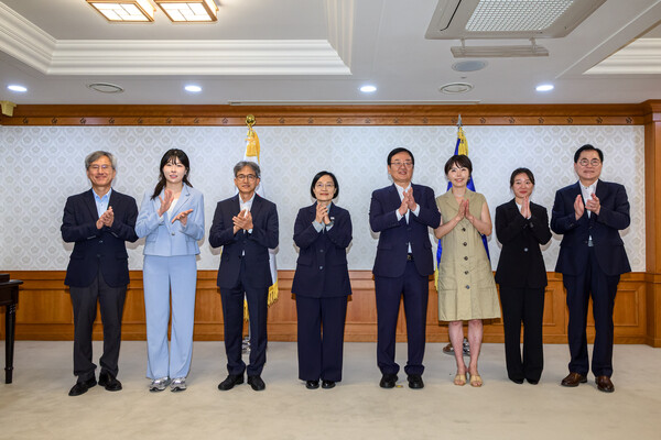 한성숙 국무총리와 기념촬영을 하는 17명의 위원들 (사진_태평양기후위기대응협의회 제공)