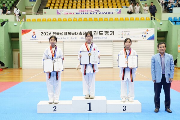 2026 생활체육대축전 시상식-여자 겨루기(사진_대한태권도협회)