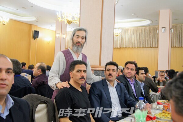 강신철 사범과 제자들이 기념촬영을 하고 있다. (사진_이란태권도협회 제공)