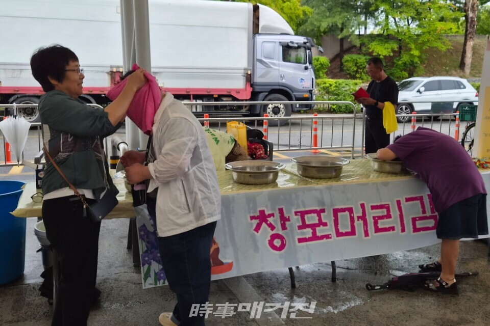 참가자가 창포머리 감기 체험을 하고있다