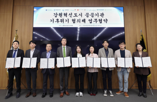 좌측으로부터 대한적십자사 혈액관리본부 기획관리국 총무팀 윤태원 팀장, 국민건강보험공단 안전경영실 시설관리부 강두곤 부장, 국립공원공단 환경협력처 현병관 처장, 건강보험심사평가원 안전경영실 정민용 실장, 원주지방환경청 환경관리과 남미란 과장, 한국보훈복지의료공단 기획조정실 ESG경영부 김지은 부장, 한국도로교통공단 ESG사업처 정창석 처장, 한국광해광업공단 경영지원처 김경호 처장, 한국관광공사 ESG경영실 김경주 실장 (사진_건강보험심사평가원)