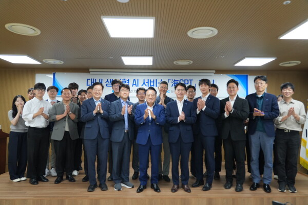 한국해양진흥공사는 외부 인공지능에 의존하지 않고 자체 구축한 공사 내부 AI 서버에서 법령과 업무자료를 학습해 안전하게 활용할 수 있는 업무 특화형 인공지능(AI) 플랫폼 `해(海) GPT'를 구축해 다음 달 3일부터 전 직원을 대상으로 정식 서비스를 시작한다.(사진_해양진흥공사)