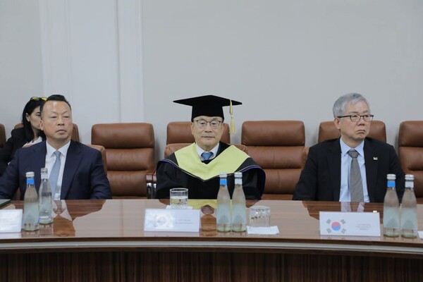 지난 4월 13일(월) 윤웅석 국기원장이 우즈베키스탄 국립체육대학교 명예박사 학위를 받았다(사진 국기원)