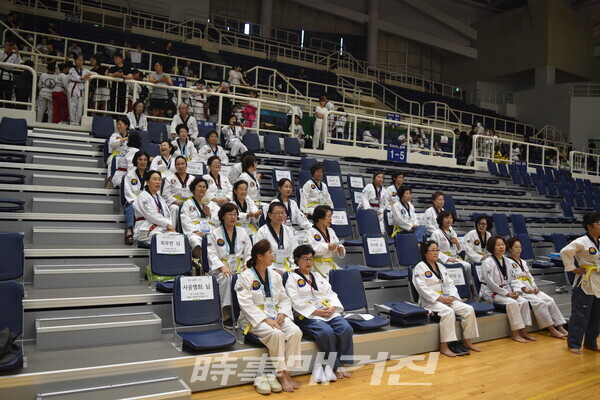 대기석에서 출전을 기다리는 실버부(사진_김도호 기자)