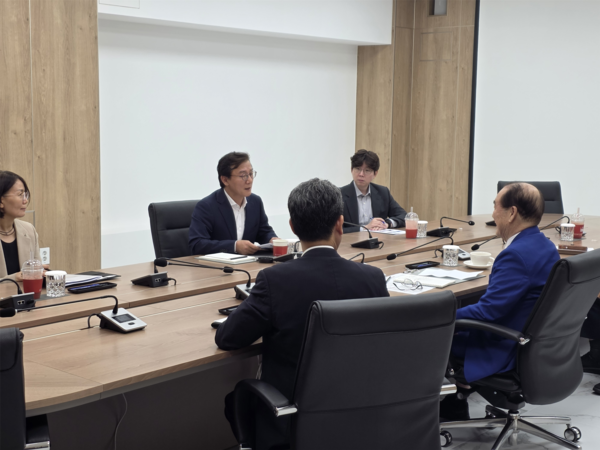 전재수 부산시장과 장금상선그룹 정태순 회장의 면담하는 모습 (사진_부산시)