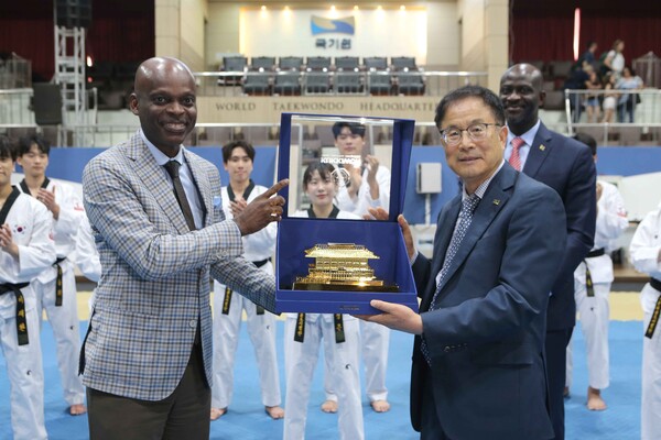 시범 공연을 관람 후 윤웅석 국기원장(오른쪽)이 로베르 뒤세이 장관(왼쪽)에게 기념품을 전달하고 기념사진을 촬영하고 있다. (사진_국기원)