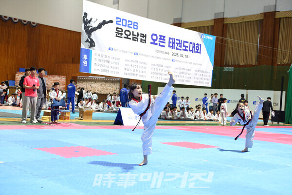 초등부 품새 개인전에 출전한 번개태권도장 김은유 경기장면 (사진_정연수 기자)