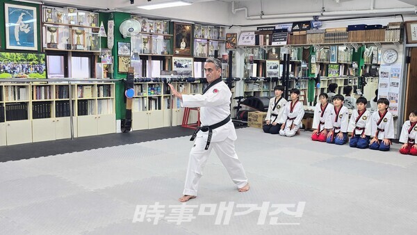 샤하프 사범이 남창 도장에서 품새 시연을 하고 있다. (사진_남창 도장 제공)