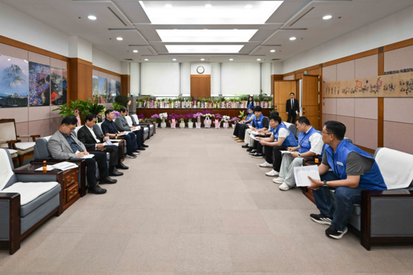 강무길 의장을 비롯한 시의회사무처 관계자들과 부산공무원노동조합 김명수 위원장, 부위원장, 사무국장 등 양측 대표들이 참석하여 당면 현안에 관하여 논의하고 있다. (사진_부산시의회)