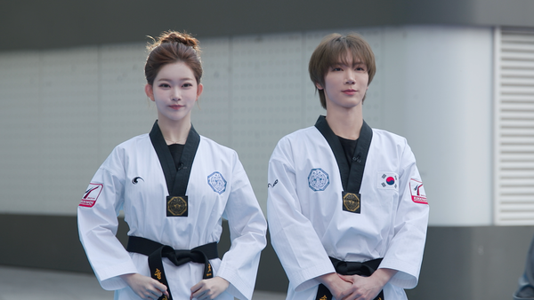 아이돌 그룹 빌리(Billlie)의 멤버 츠키(왼쪽)와 텐이 서울 강남사거리 한복판에서 태권도 시범을 선보이는 모습. (사진_국기원)