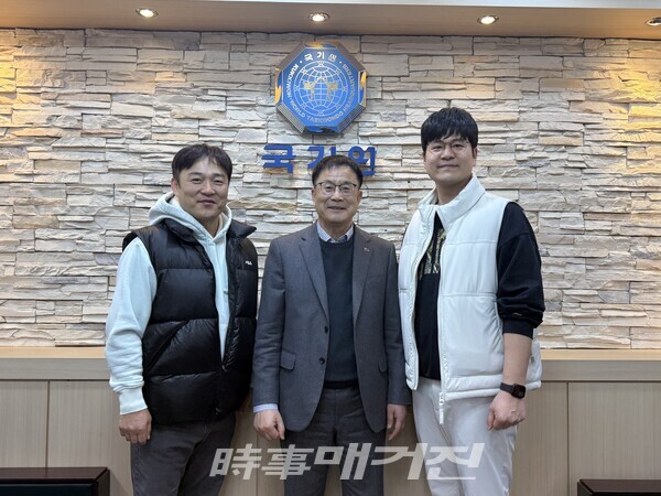 윤웅석 국기원장과 함께 기념촬영을 하고 있는 김동영 코치 (사진_본인 제공)